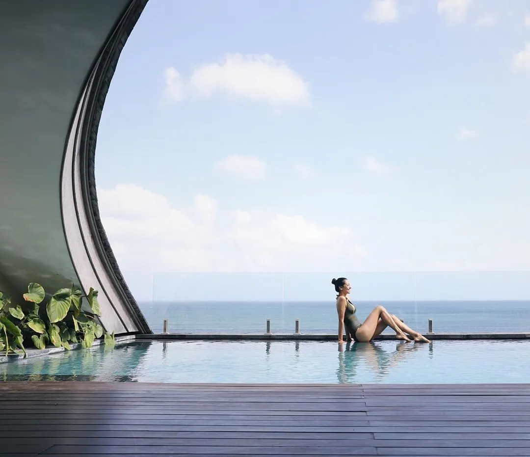 Pools Between Tradition and Modernity