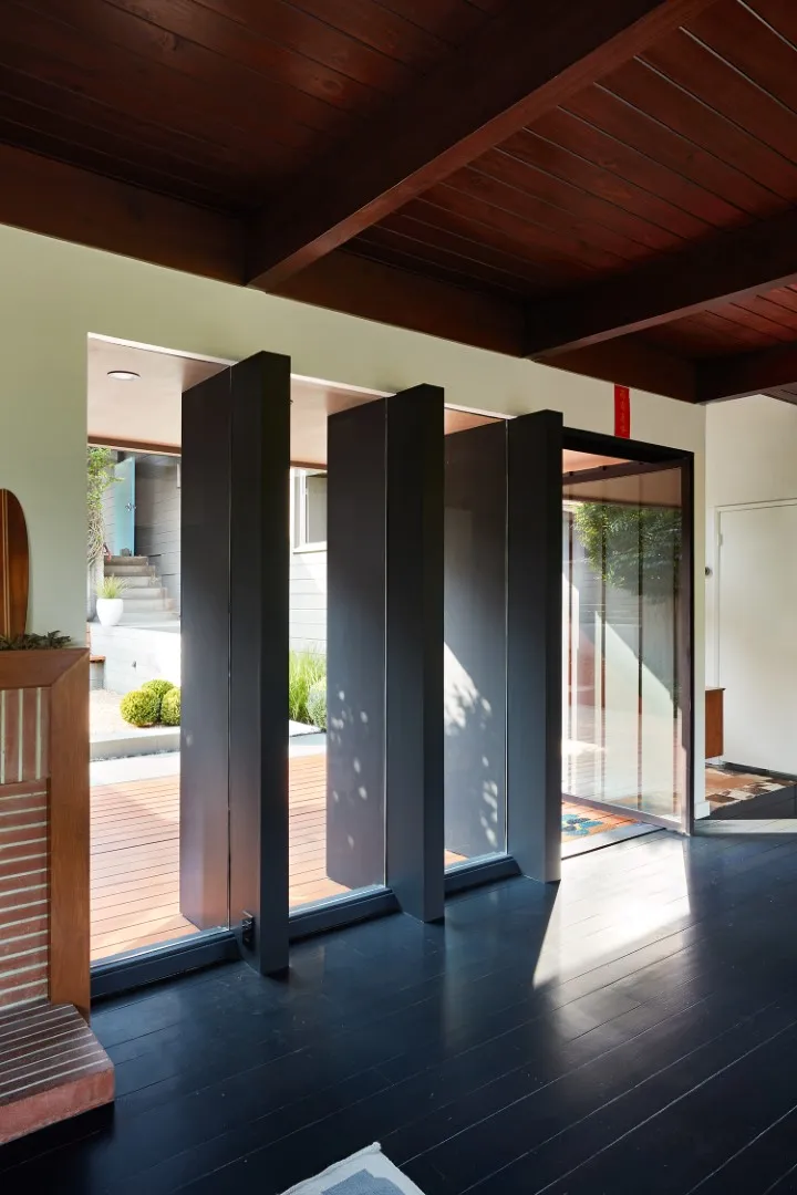 伯克利山丘上的现代中世纪风格住宅翻新：树影中的现代庇护所