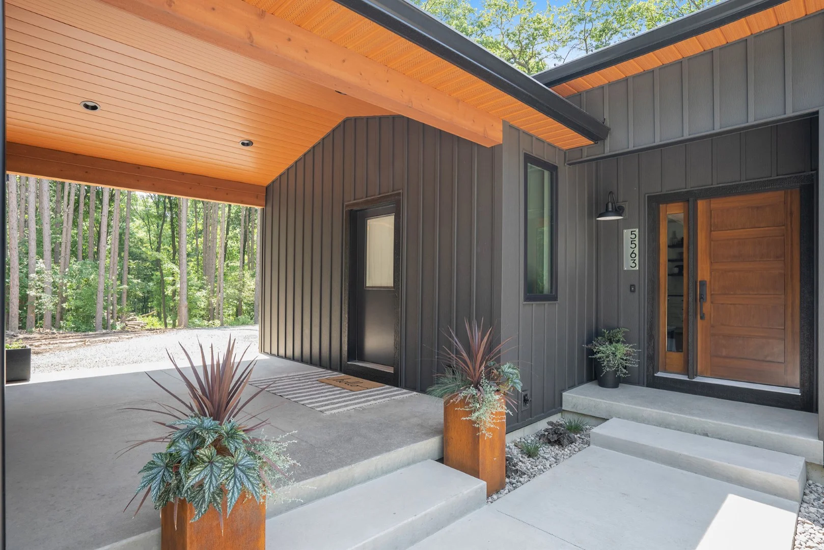 4. Casa moderna junto a un lago