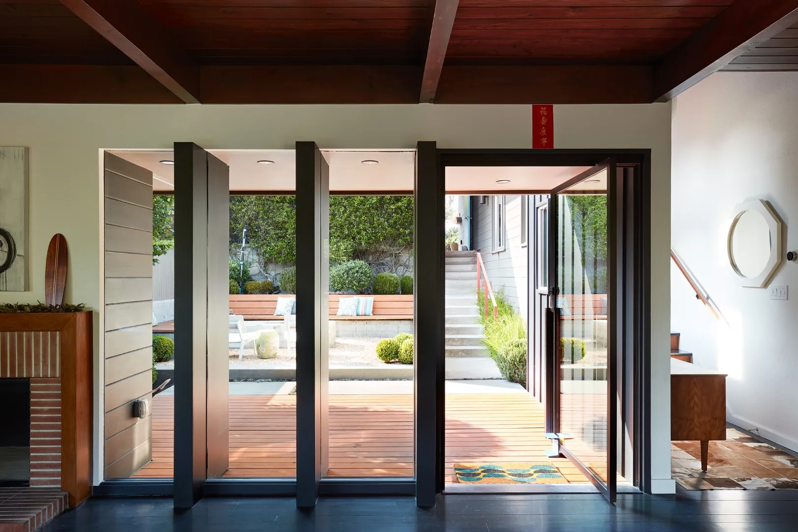 伯克利山丘上的现代中世纪风格住宅翻新：树影中的现代庇护所