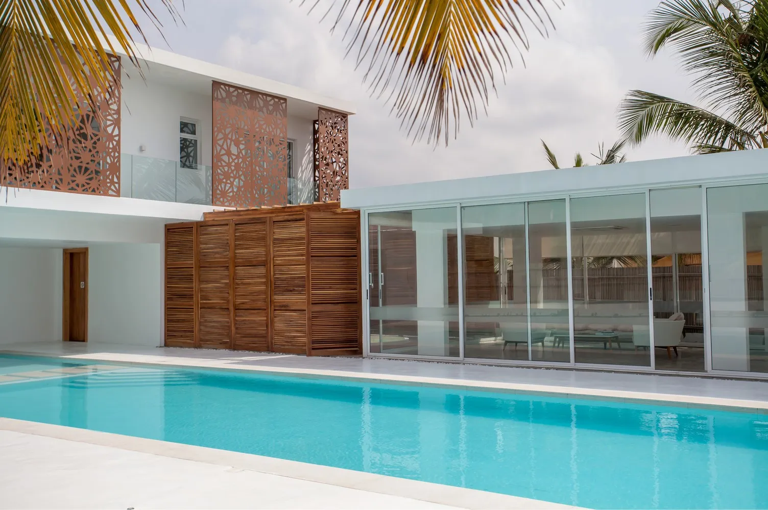 Просторий пляжний будинок Sencillo від cmDesign Atelier у Лагосі, Нігерія Просторий пляжний будинок Sencillo від cmDesign Atelier у Лагосі, Нігерія