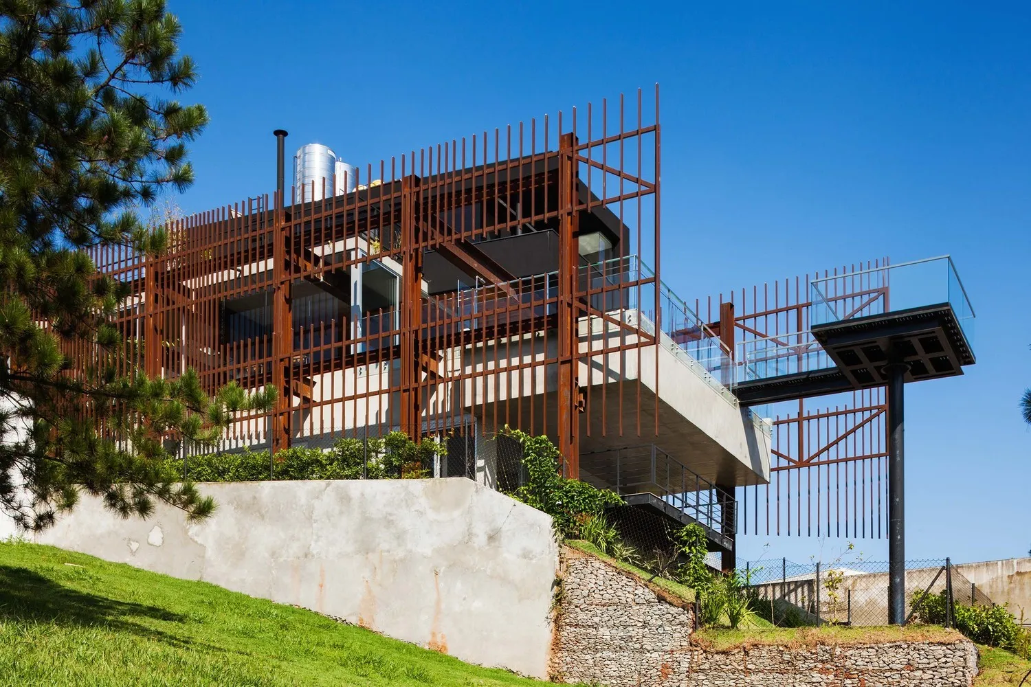 Casa Mirante de FGMF en Aldeia da Serra, Brasil Casa Mirante de FGMF en Aldeia da Serra, Brasil