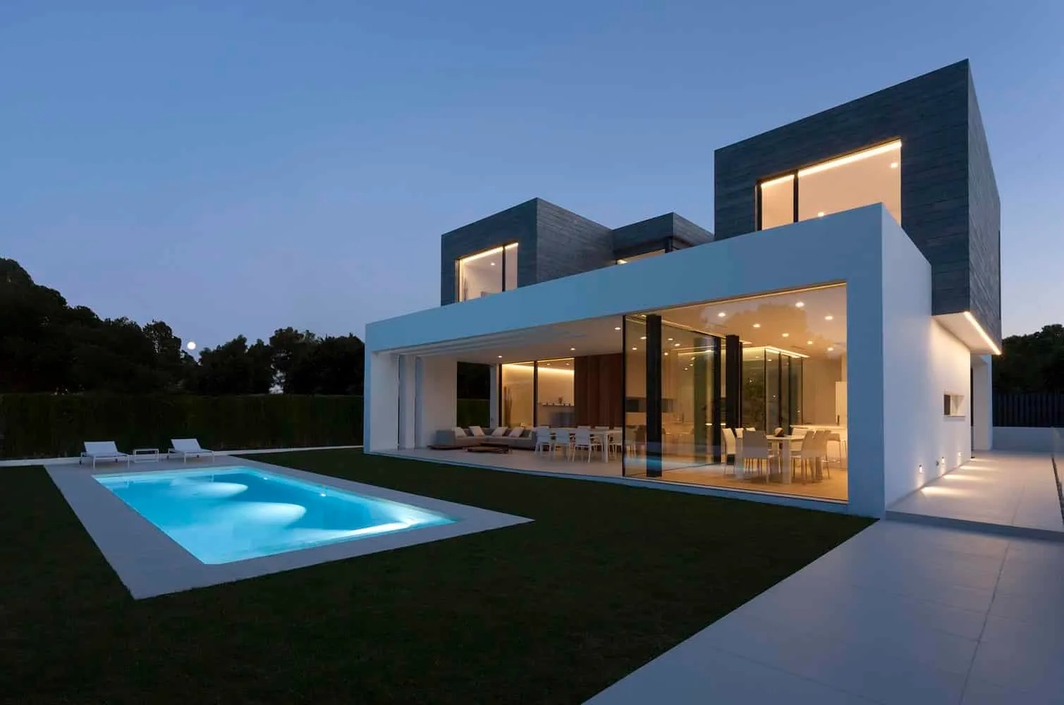 极简室内设计，木质墙面与内庭景观