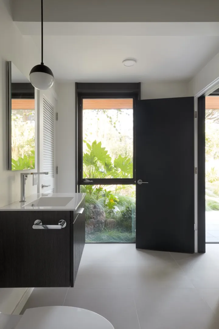 伯克利山丘上的现代中世纪风格住宅翻新：树影中的现代庇护所