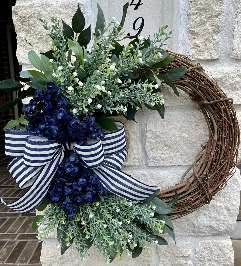 8. 蓝色花卉花篮