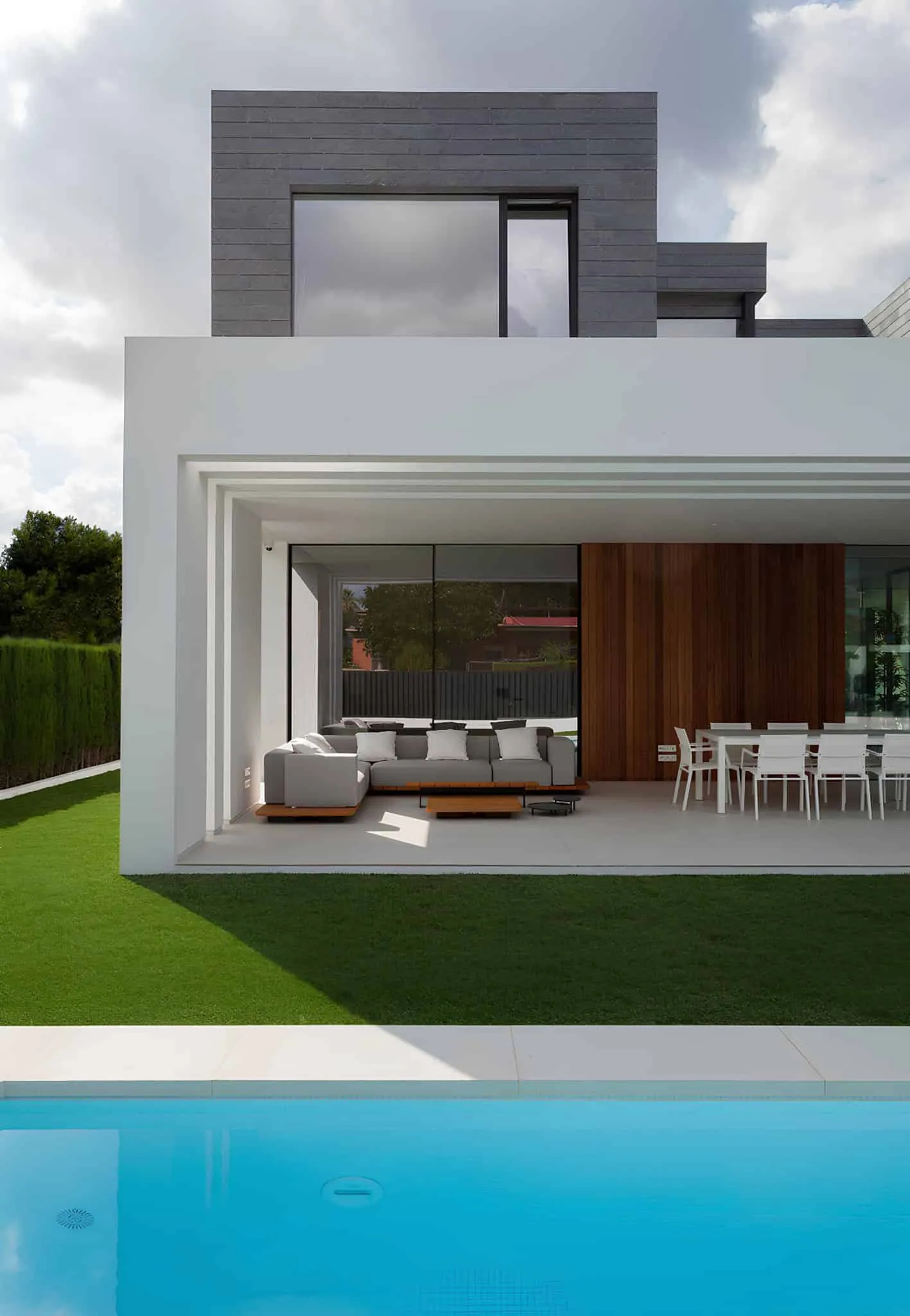 几何白色住宅，悬臂露台与现代泳池