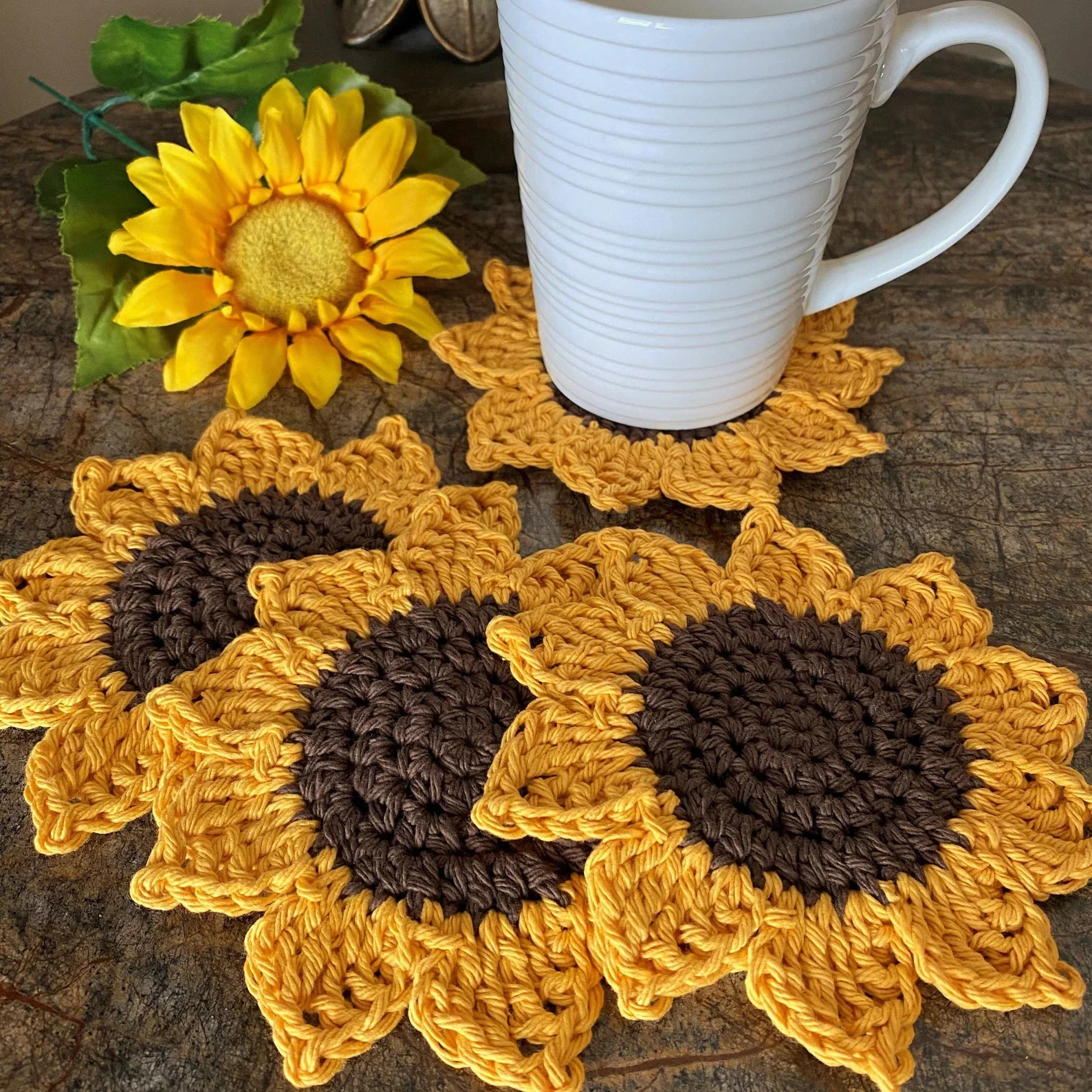 Набір підставок з золотими подсонечниками