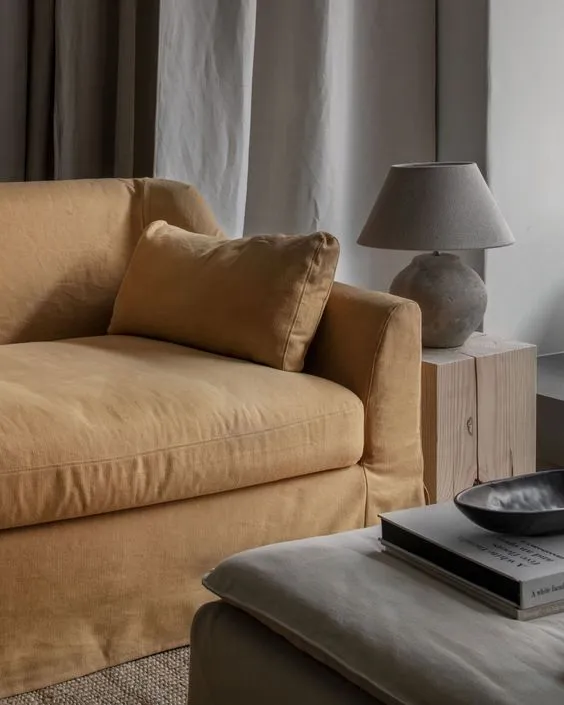 欢迎黄色沙发装饰中的阳光元素