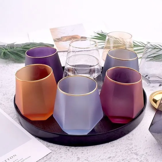 夏日明亮餐桌的主要元素