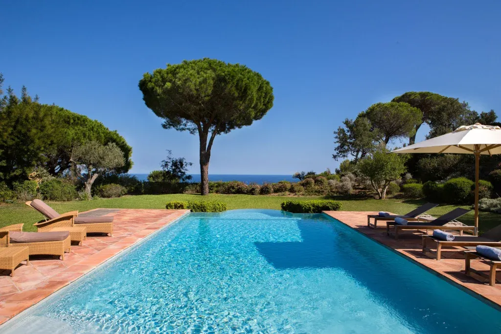 Pools Between Tradition and Modernity