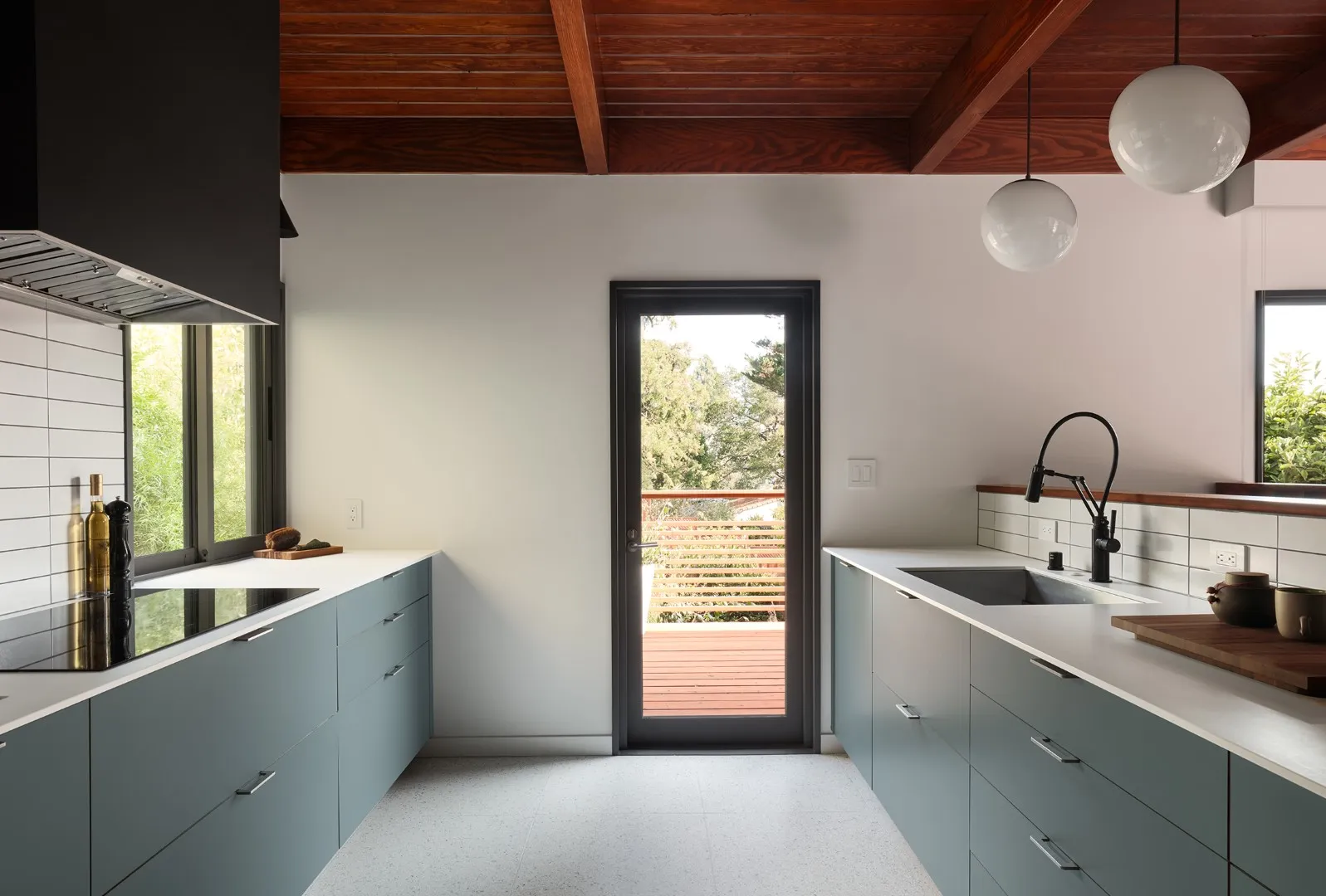 伯克利山丘上的现代中世纪风格住宅翻新：树影中的现代庇护所