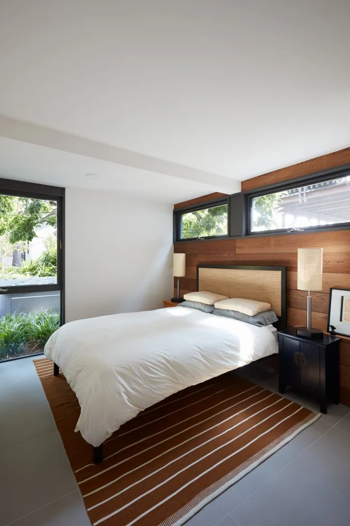 伯克利山丘上的现代中世纪风格住宅翻新：树影中的现代庇护所