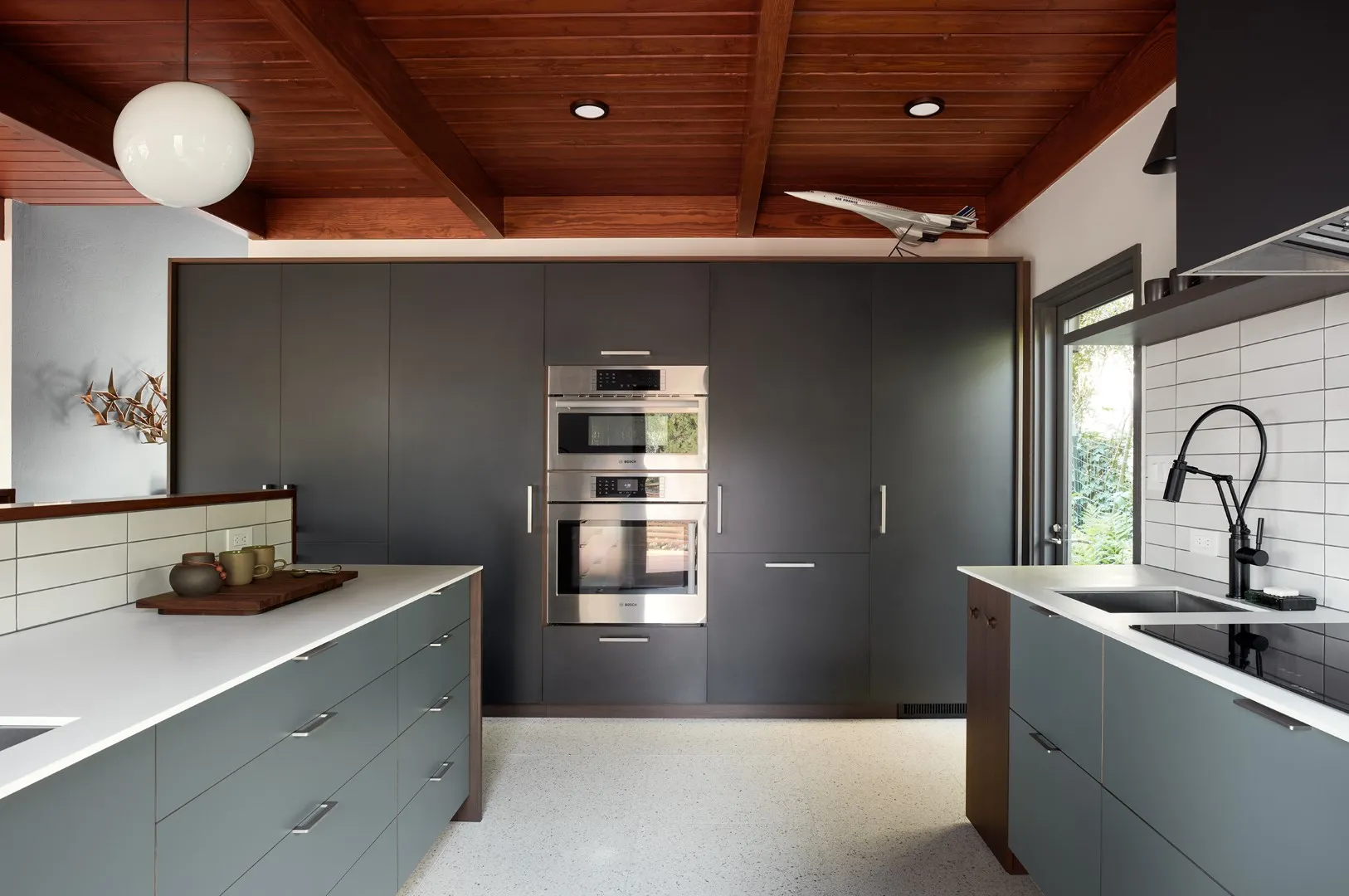 伯克利山丘上的现代中世纪风格住宅翻新：树影中的现代庇护所