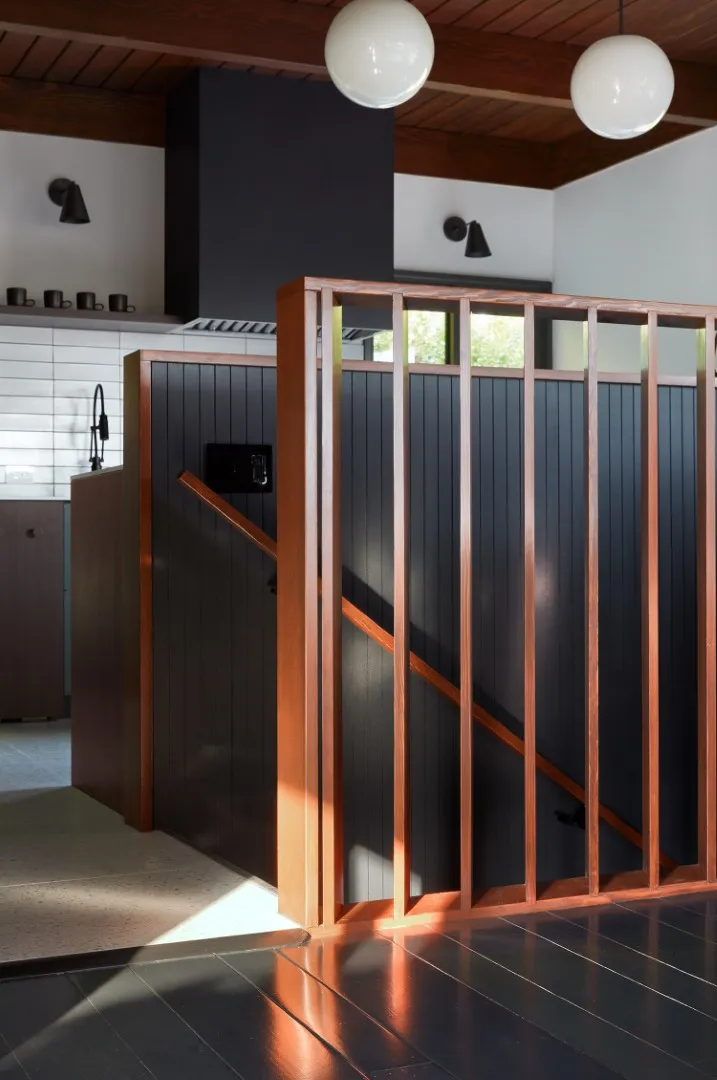 伯克利山丘上的现代中世纪风格住宅翻新：树影中的现代庇护所