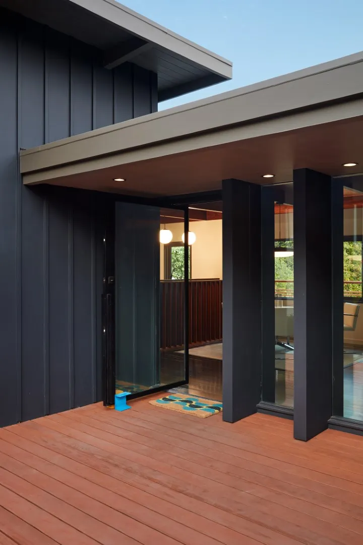 伯克利山丘上的现代中世纪风格住宅翻新：树影中的现代庇护所