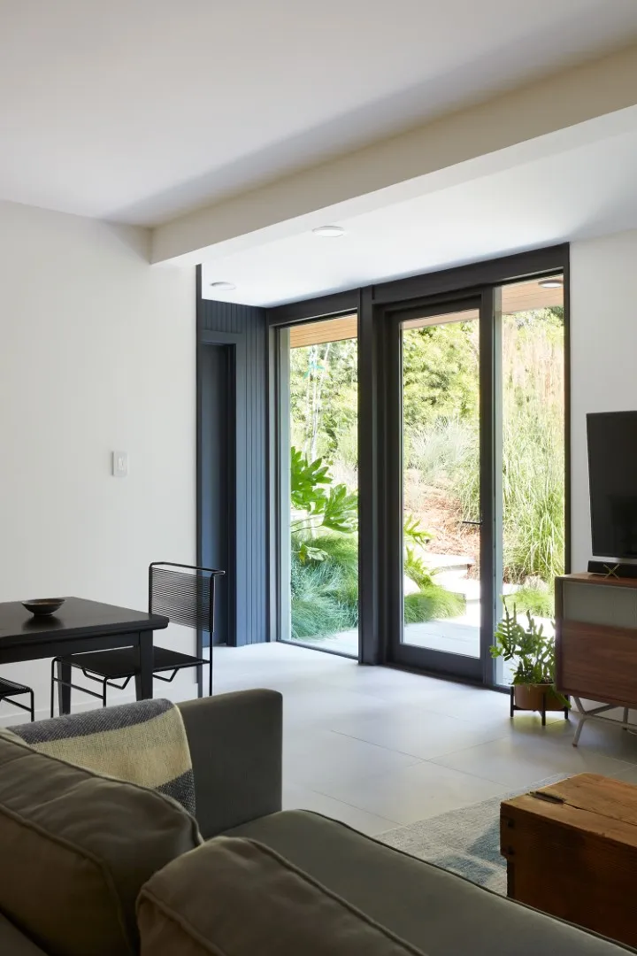 伯克利山丘上的现代中世纪风格住宅翻新：树影中的现代庇护所