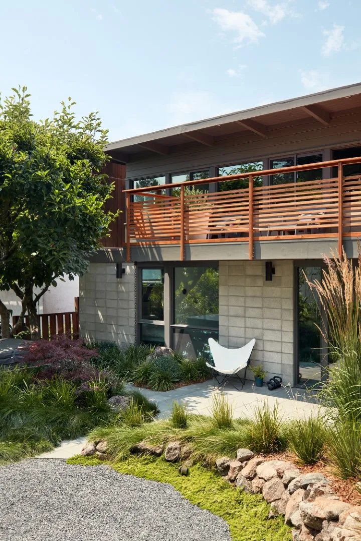 伯克利山丘上的现代中世纪风格住宅翻新：树影中的现代庇护所