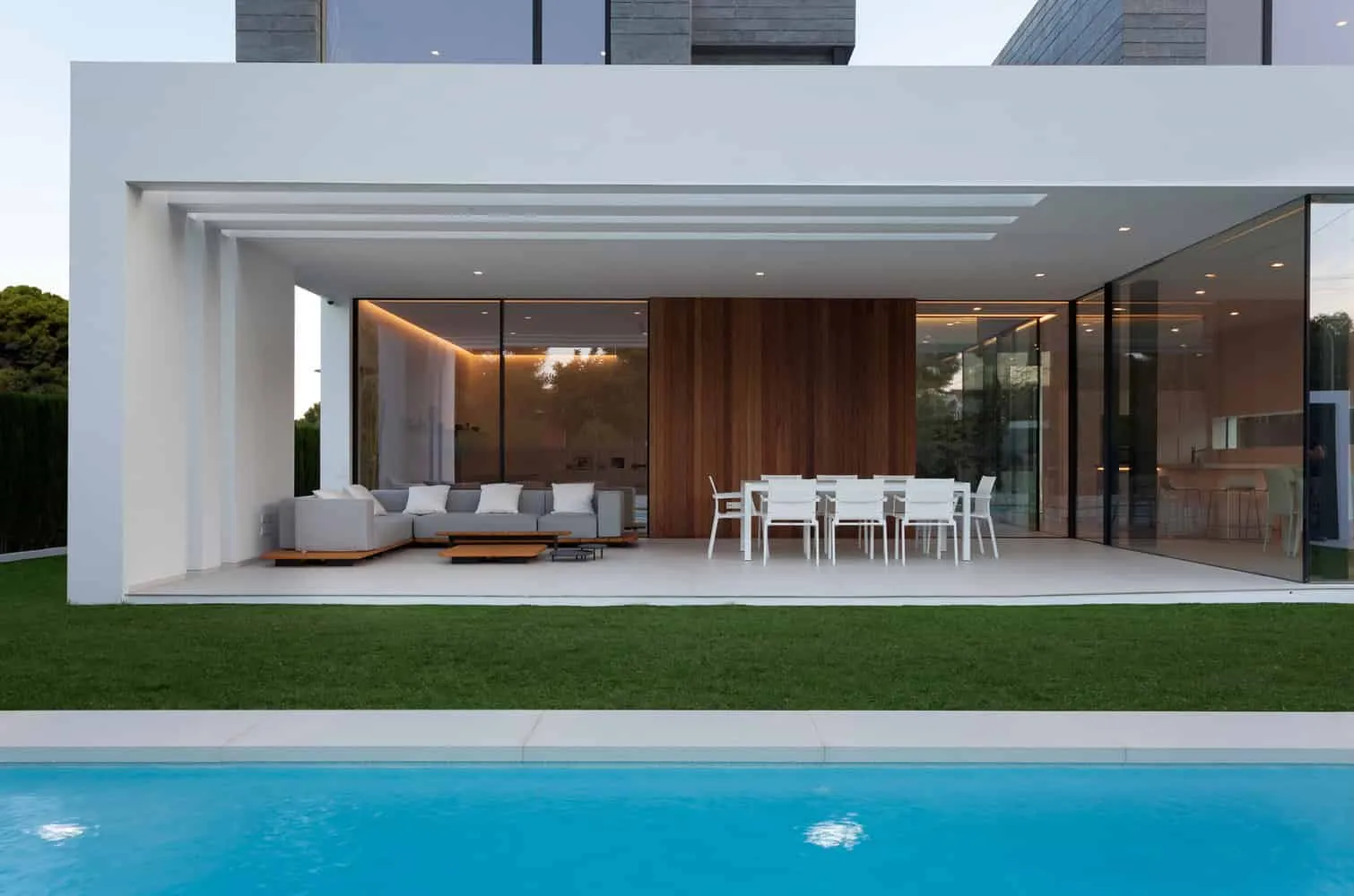 现代住宅，白色建筑与宁静泳池的白天视角