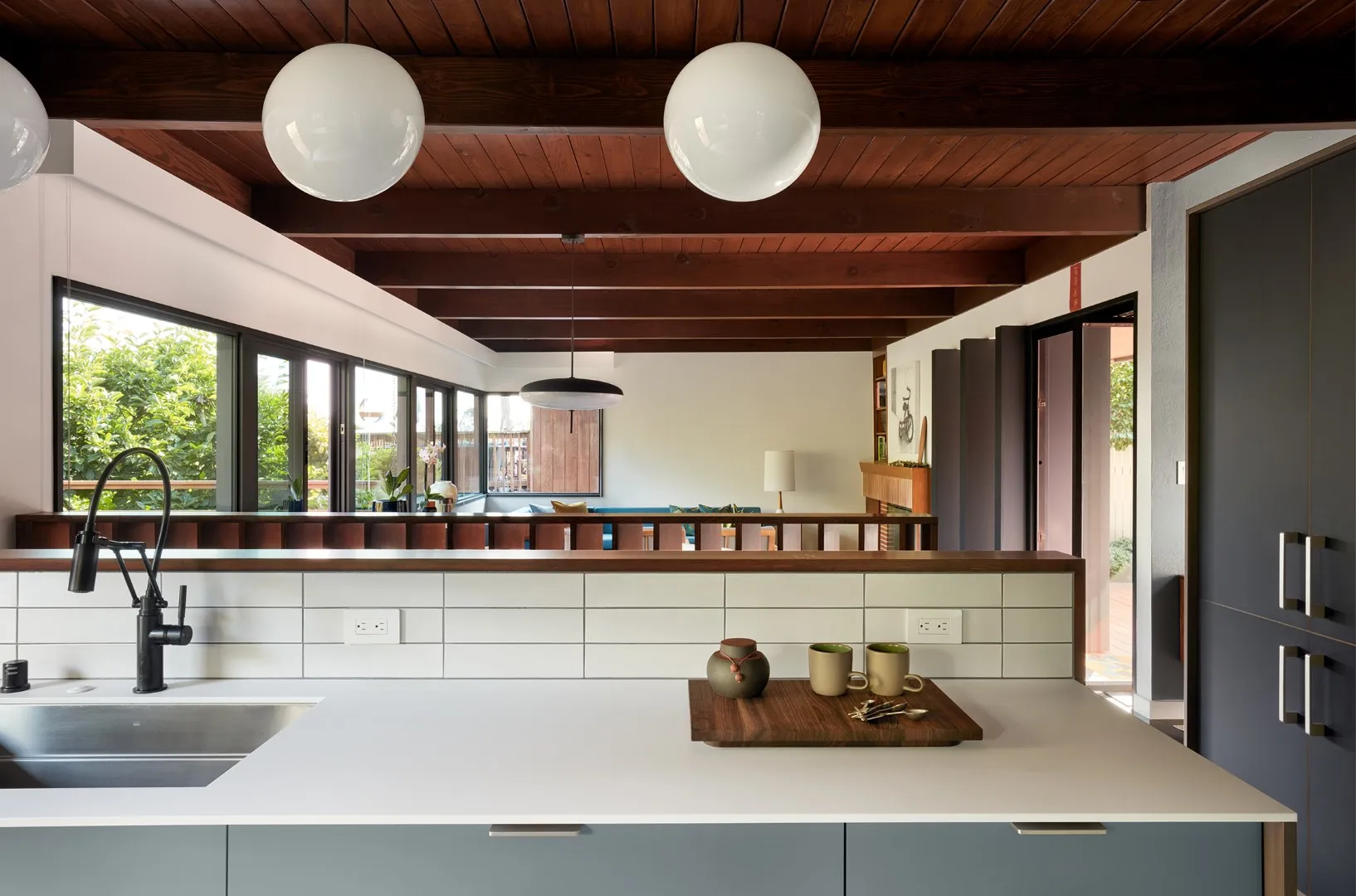 伯克利山丘上的现代中世纪风格住宅翻新：树影中的现代庇护所