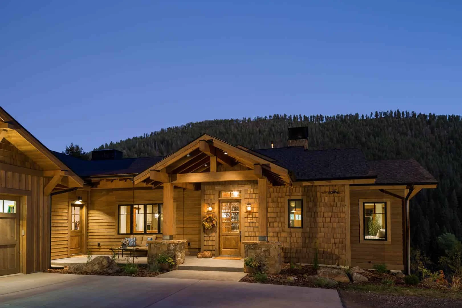 14. Casa junto a un arroyo de piedra