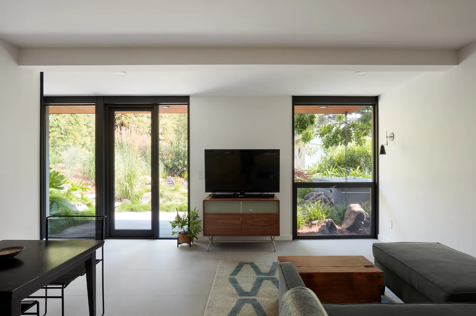 伯克利山丘上的现代中世纪风格住宅翻新：树影中的现代庇护所