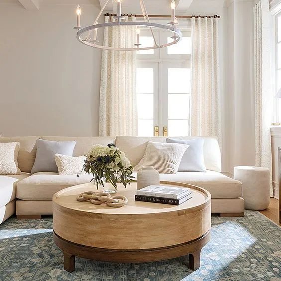 温馨而 Authentic 的咖啡木桌