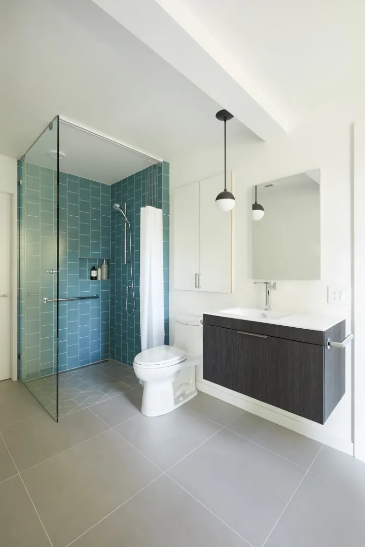 伯克利山丘上的现代中世纪风格住宅翻新：树影中的现代庇护所