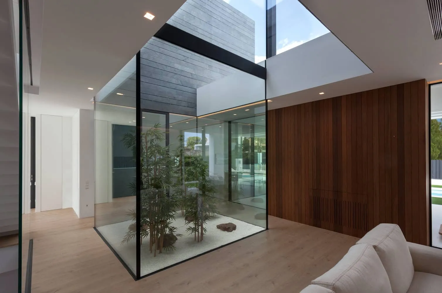 现代立方体住宅，玻璃墙面与前立面泳池景观