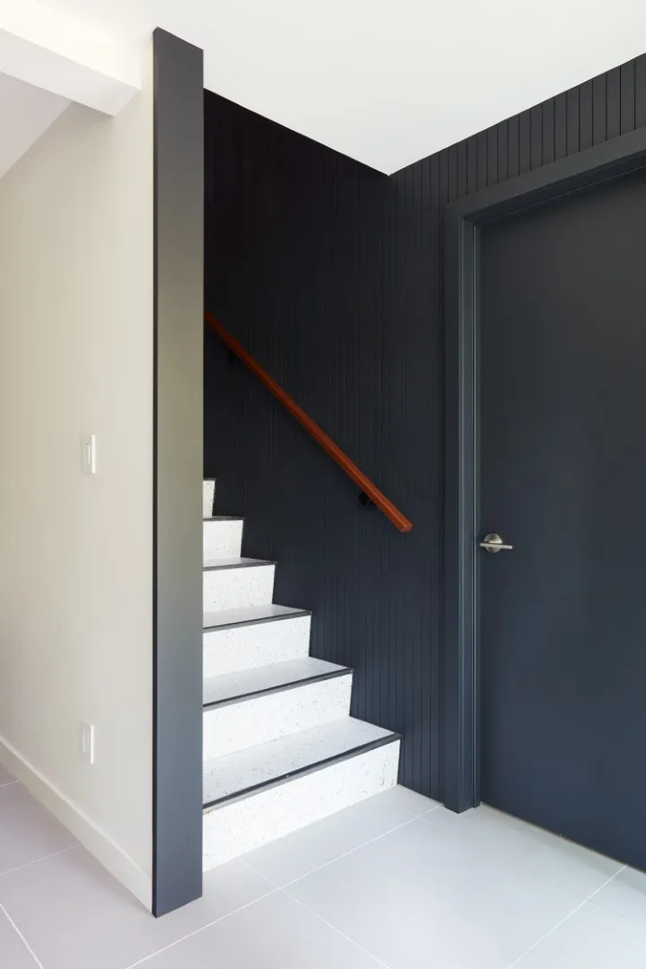 伯克利山丘上的现代中世纪风格住宅翻新：树影中的现代庇护所