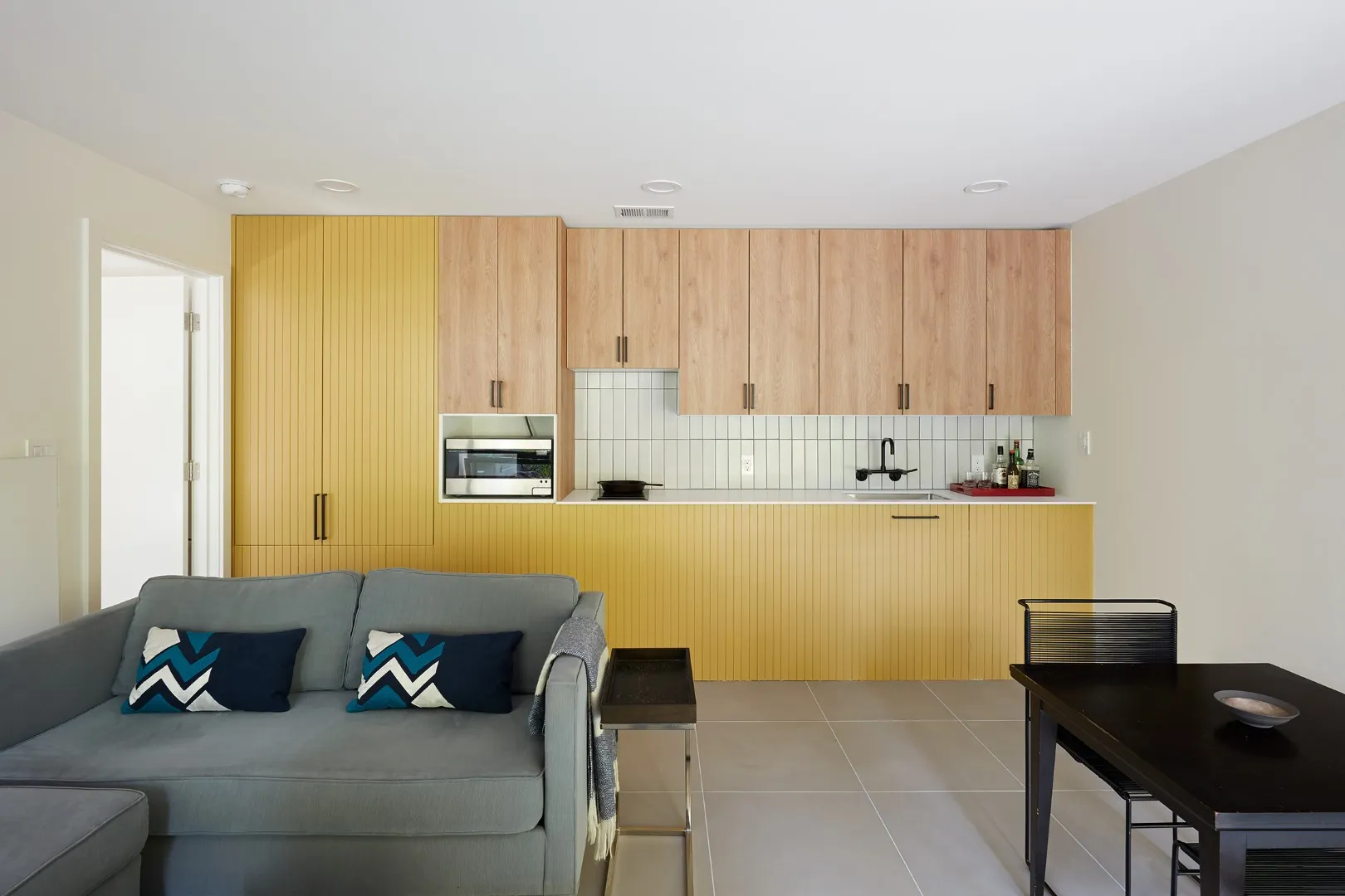 伯克利山丘上的现代中世纪风格住宅翻新：树影中的现代庇护所