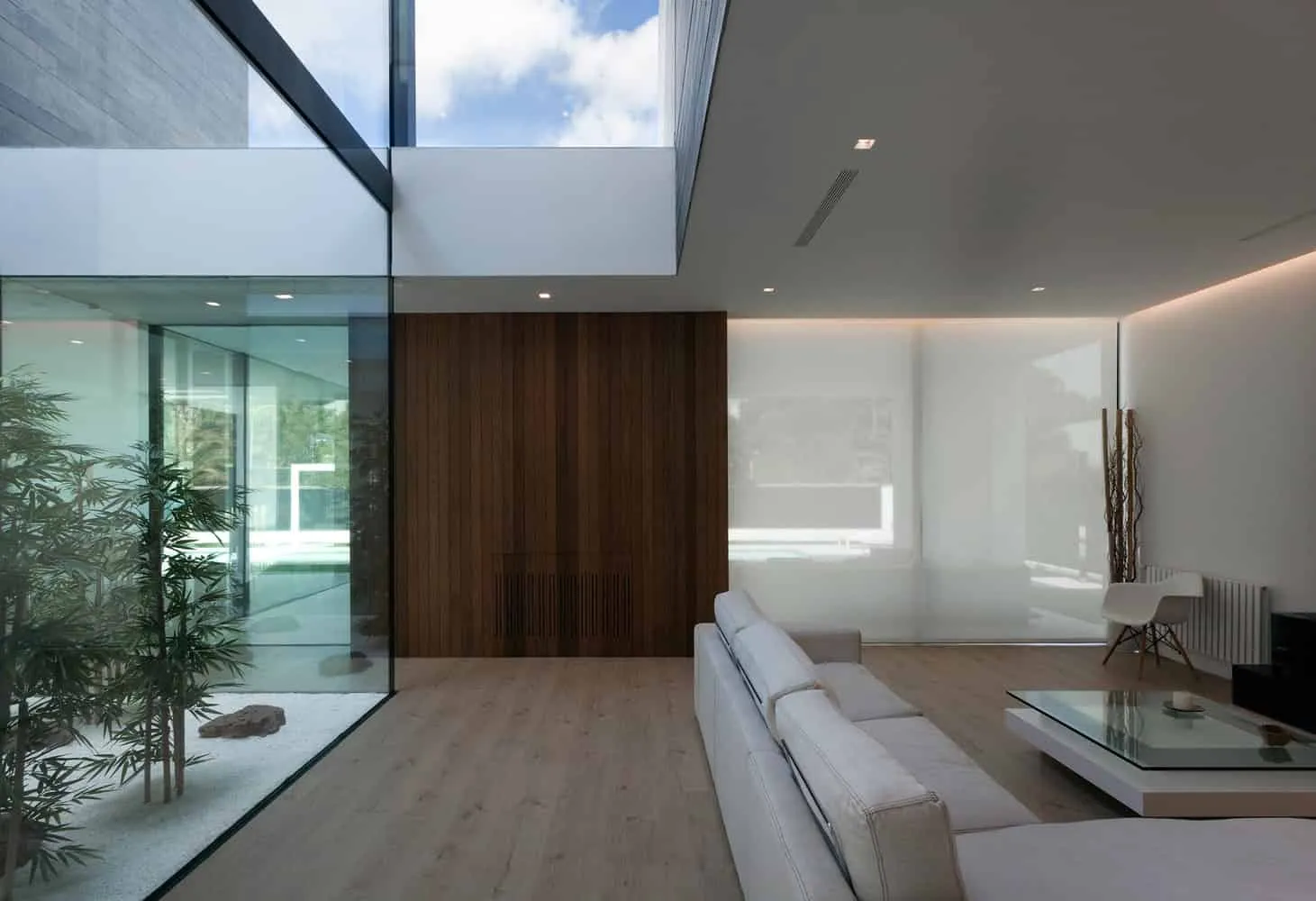 现代别墅设计，泳池旁休闲区与宽敞绿地