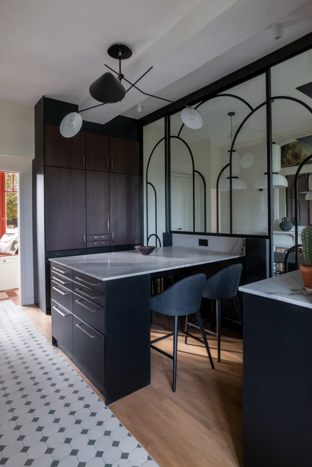 Відновлений мельничний будинок пропонує справжній урок кольору на березі Сени