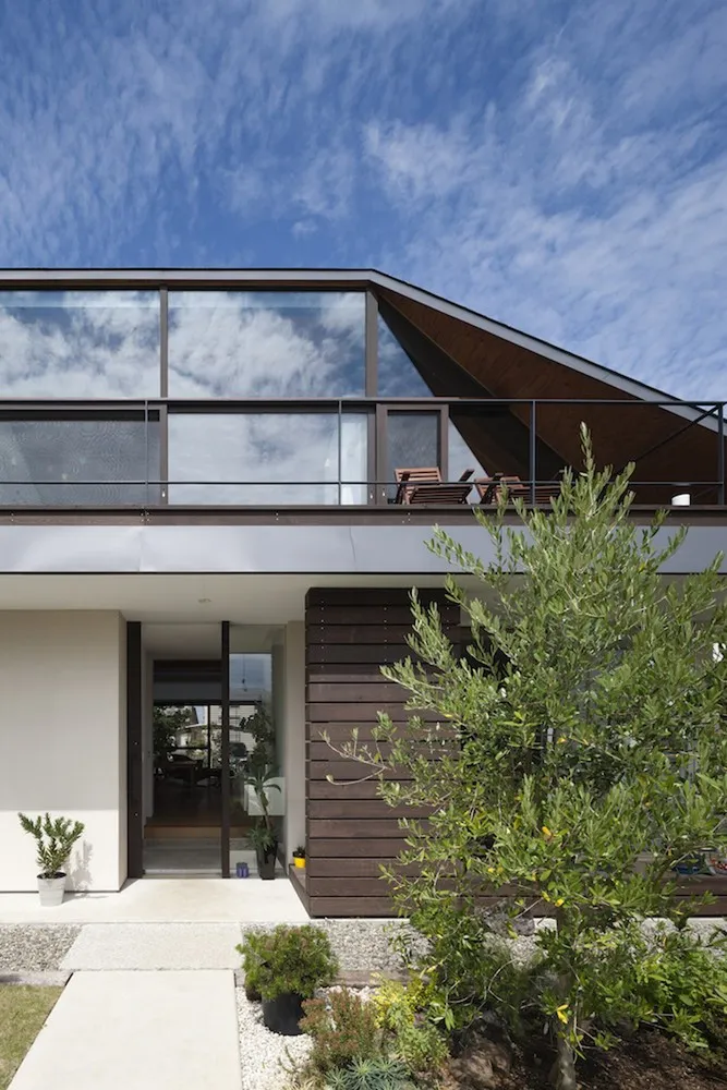 Naoi建筑与设计事务所的大型屋顶住宅日本