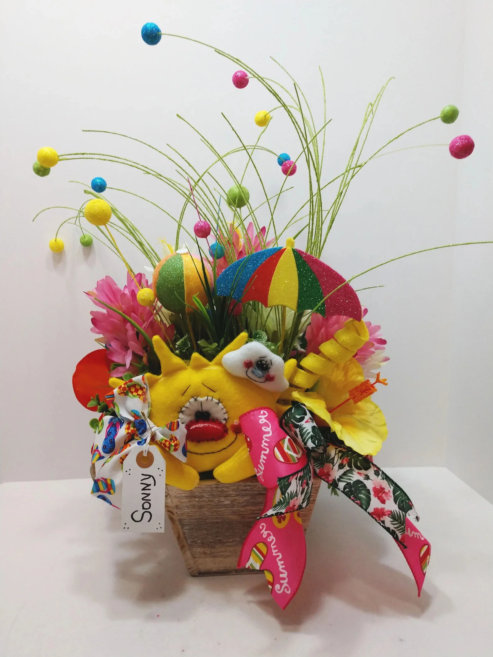 2. 带索尼、太阳和云朵的夏日中心装饰