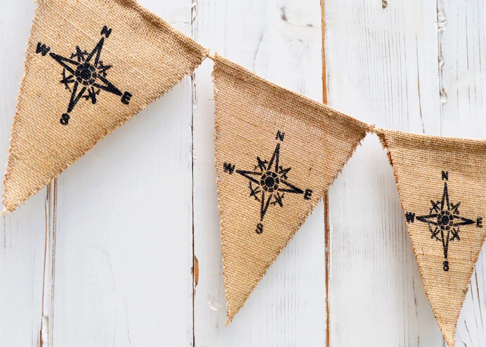 11. Pancarta de playa con brújula