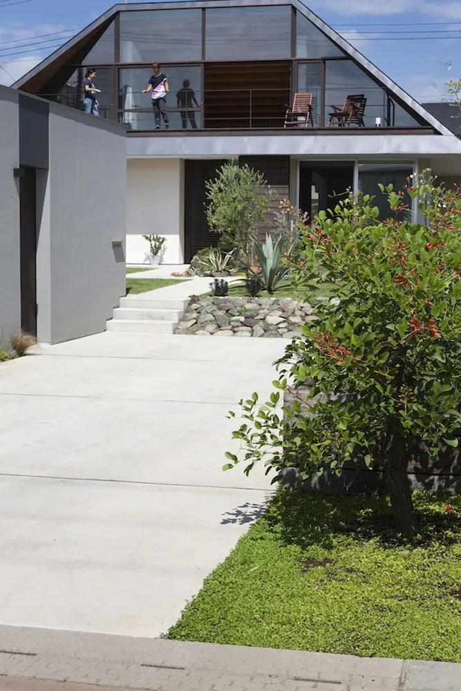 Naoi建筑与设计事务所的大型屋顶住宅日本