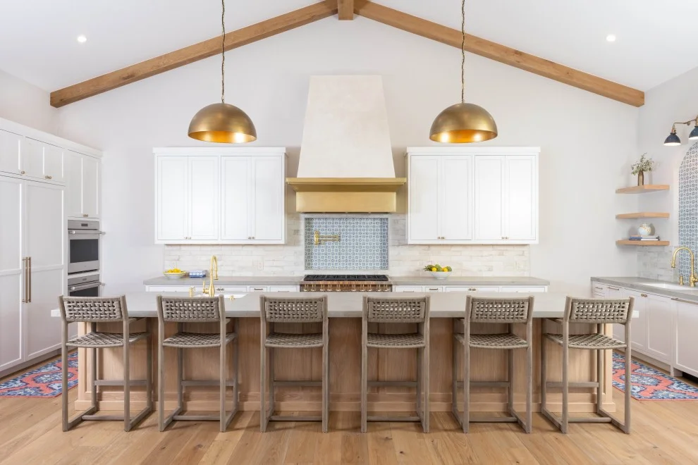 17. Lucas Ranch – 地中海客厅和厨房