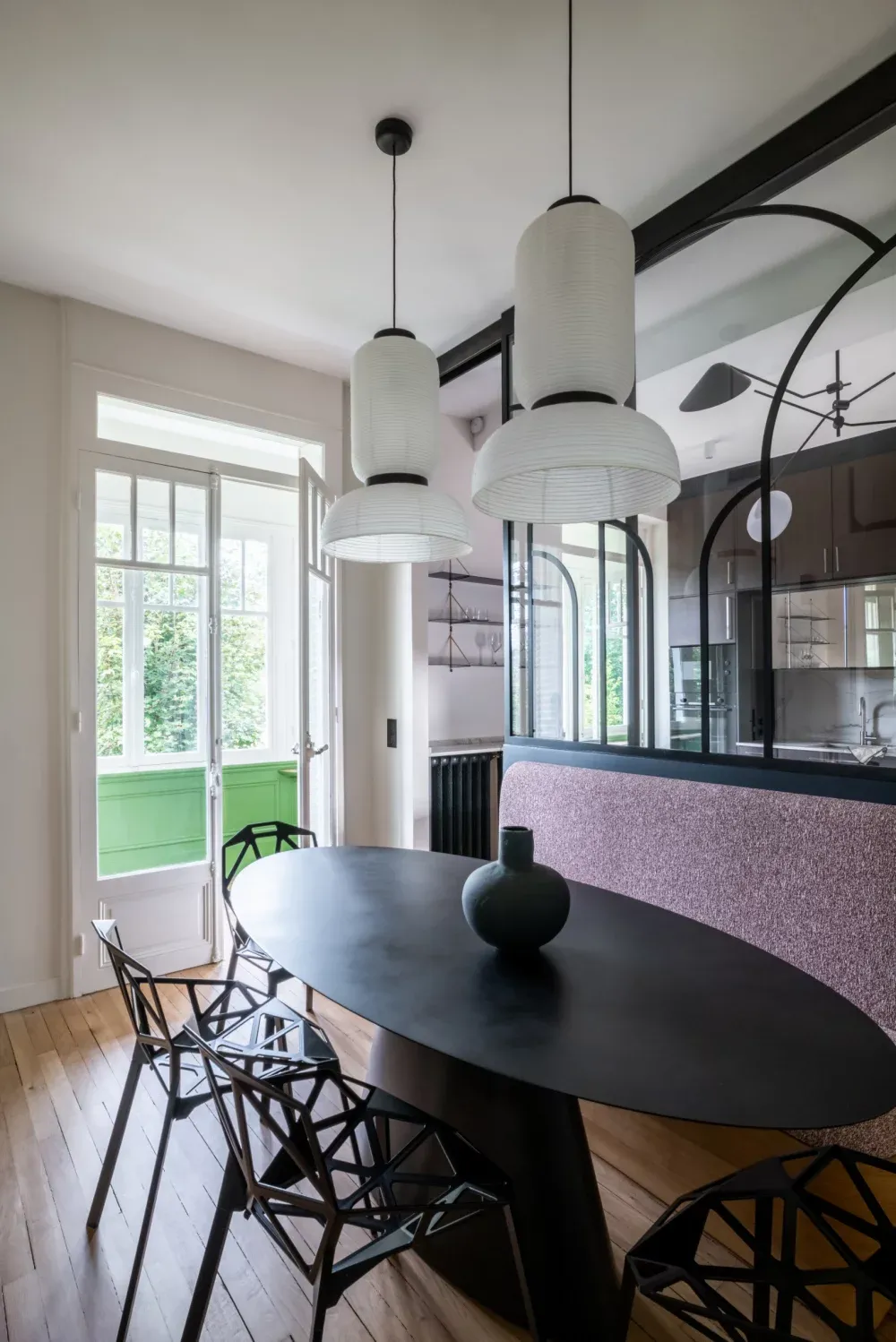 Відновлений мельничний будинок пропонує справжній урок кольору на березі Сени