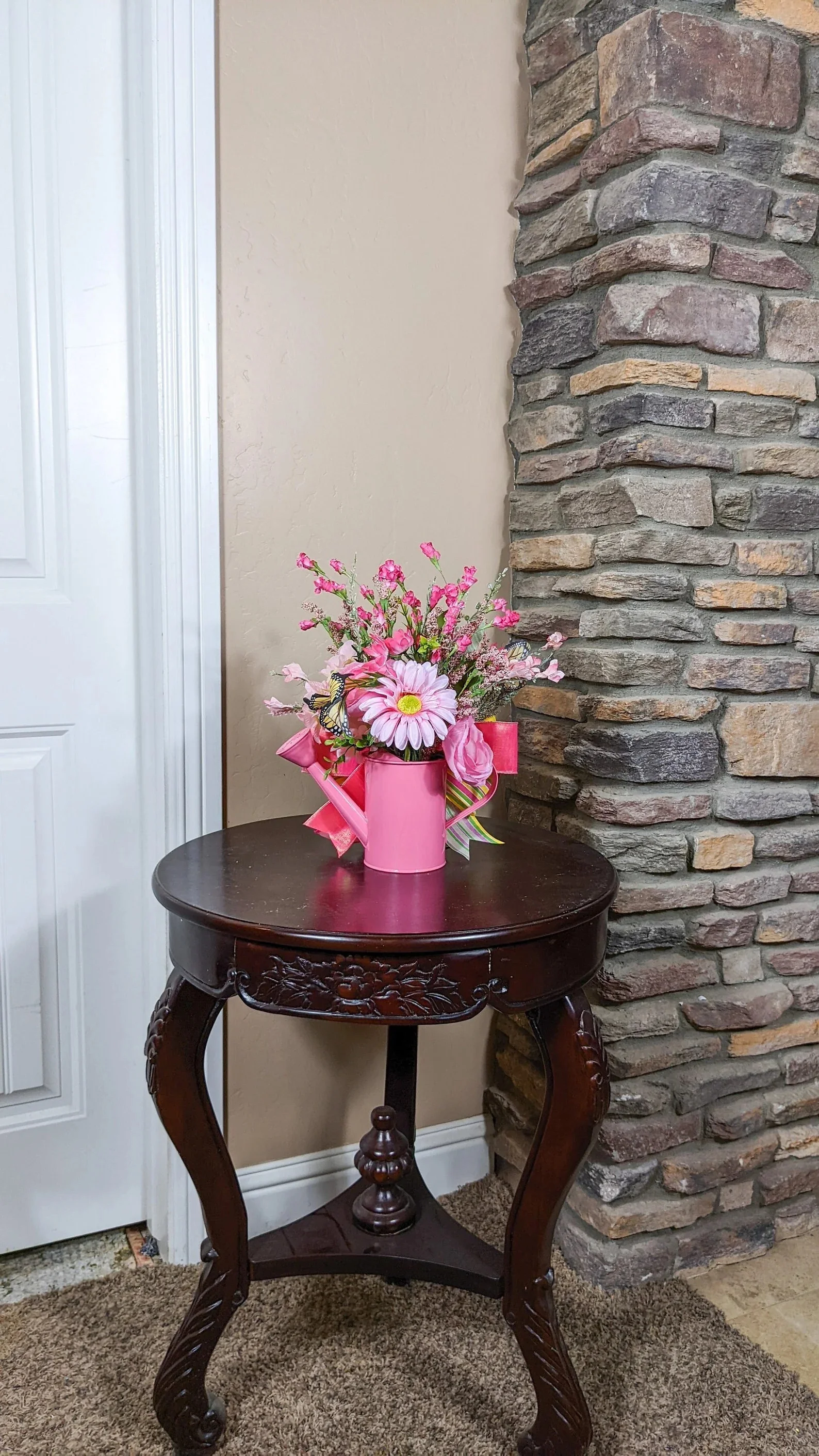 5. 粉色花盆配花朵