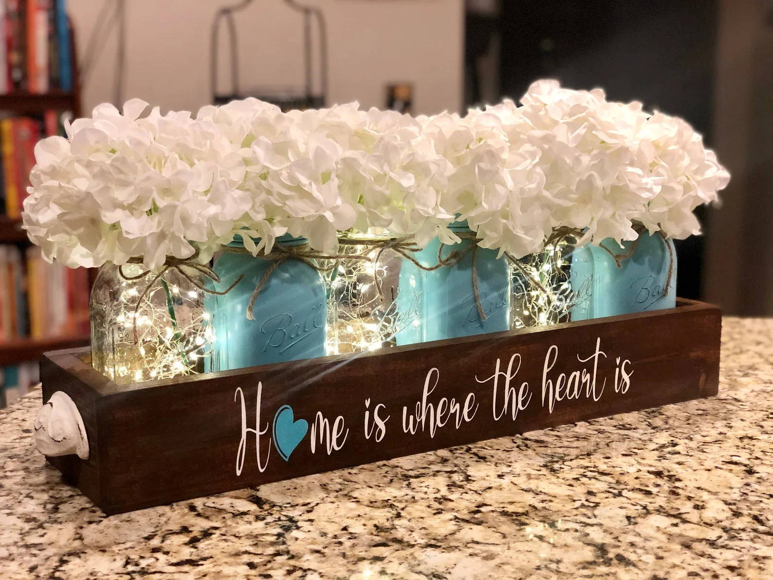 8. 白色木槿与罐子中心装饰