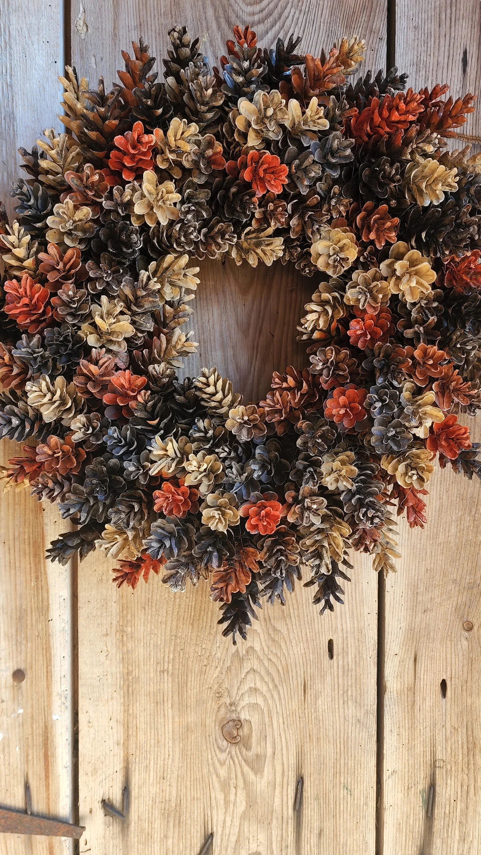 3. 收获色调秋季花环，由松果制成