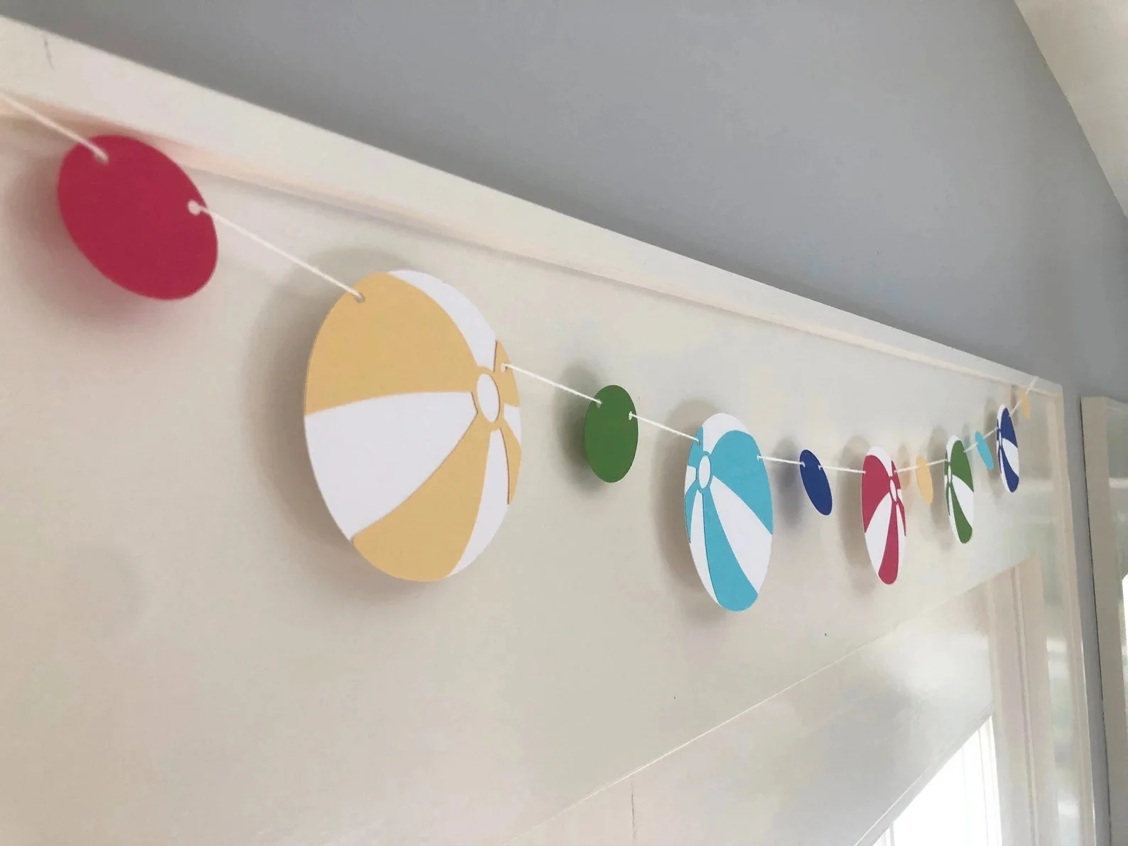 8. Guirnalda de globos papel/ cuerda