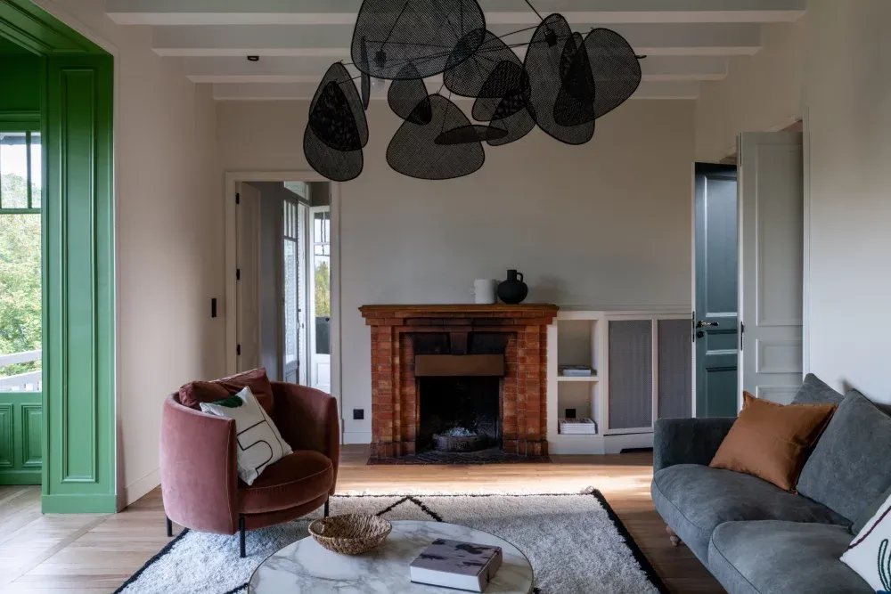 Відновлений мельничний будинок пропонує справжній урок кольору на березі Сени