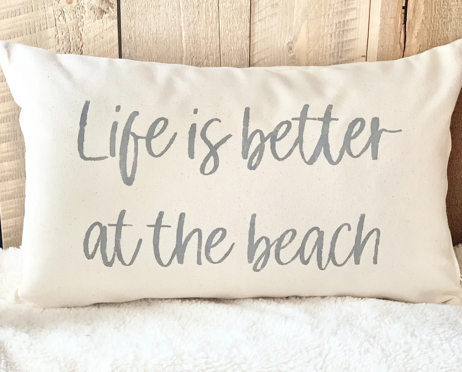 “海边生活更美好”字样枕头