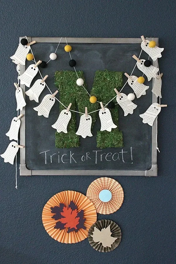 10. Decoración de Halloween con páginas de libros