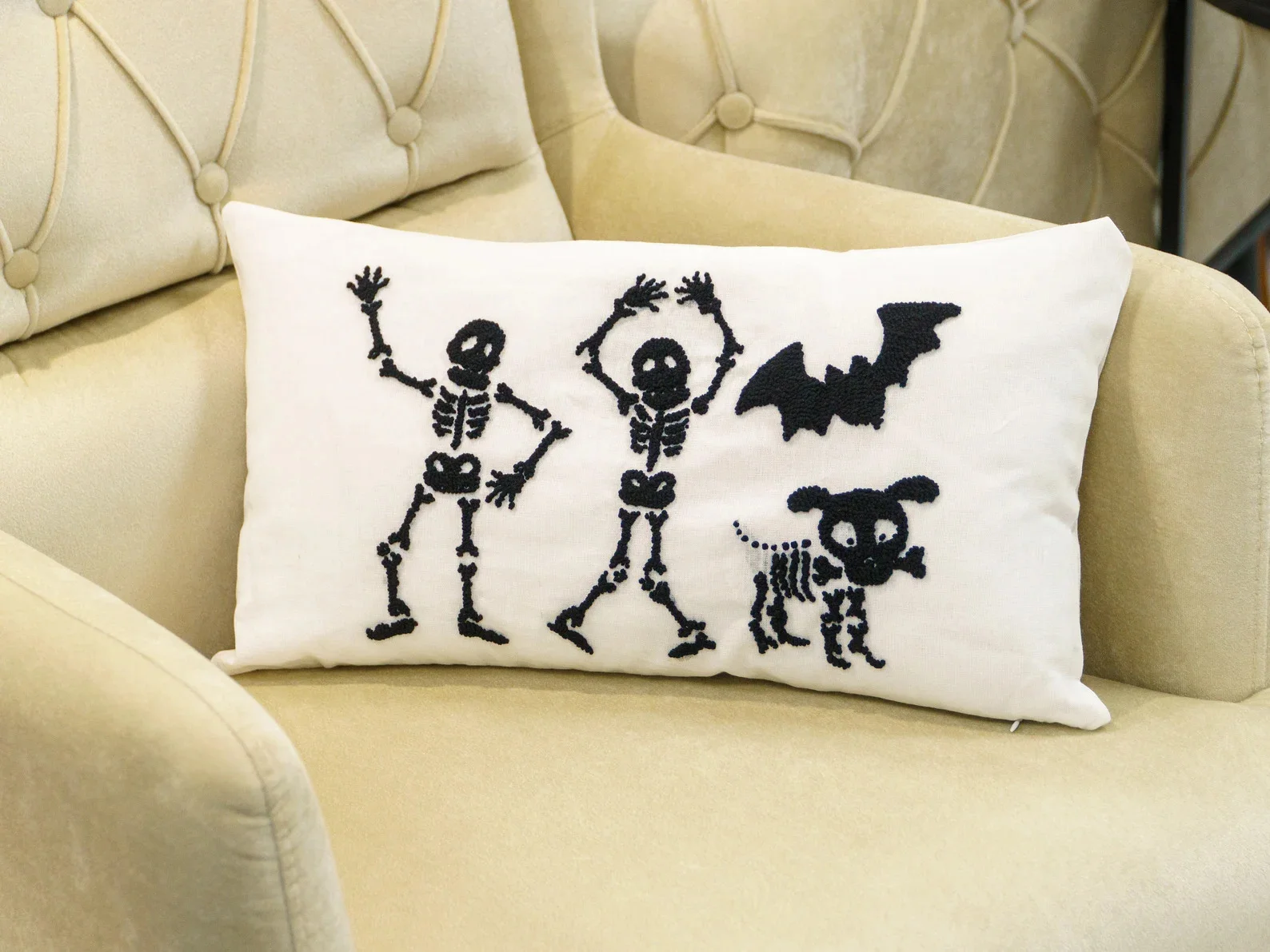 9. Almohada con familia de esqueletos de Halloween