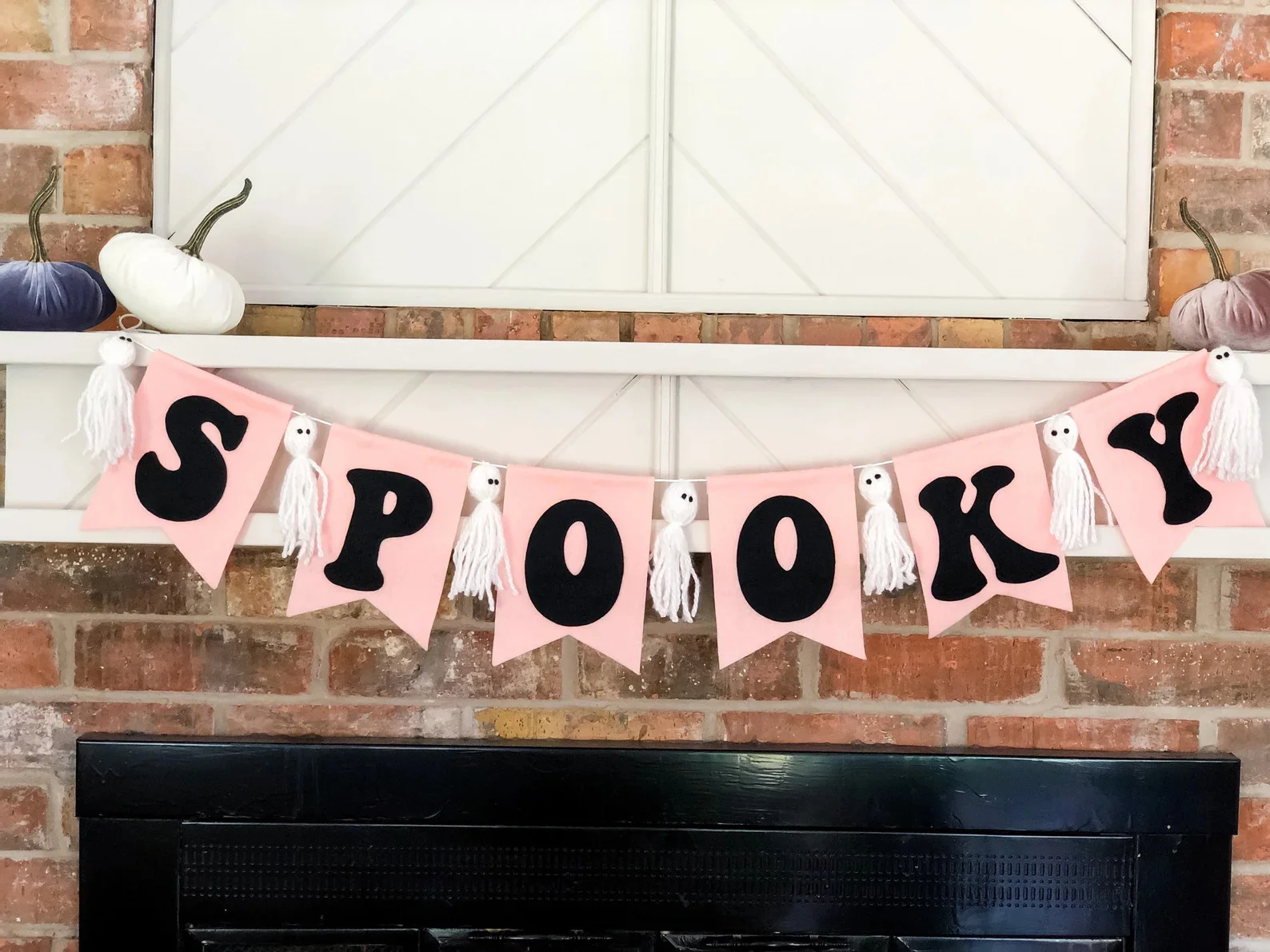 10. Guirnalda rosada con fantasma de Halloween