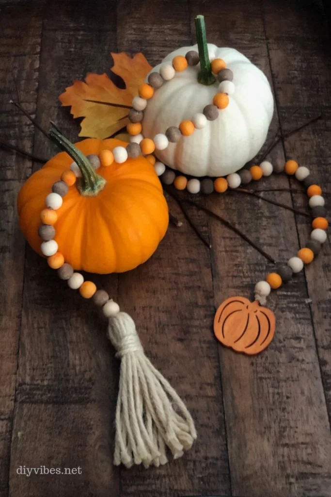 14. DIY decoración de Halloween con cuentas de madera