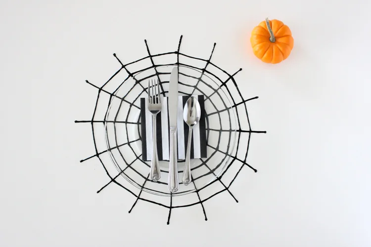 11. Soportes de comida en forma de telaraña para Halloween
