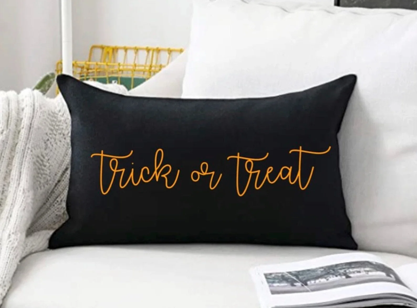 13. Almohada con la frase Dulce o truco